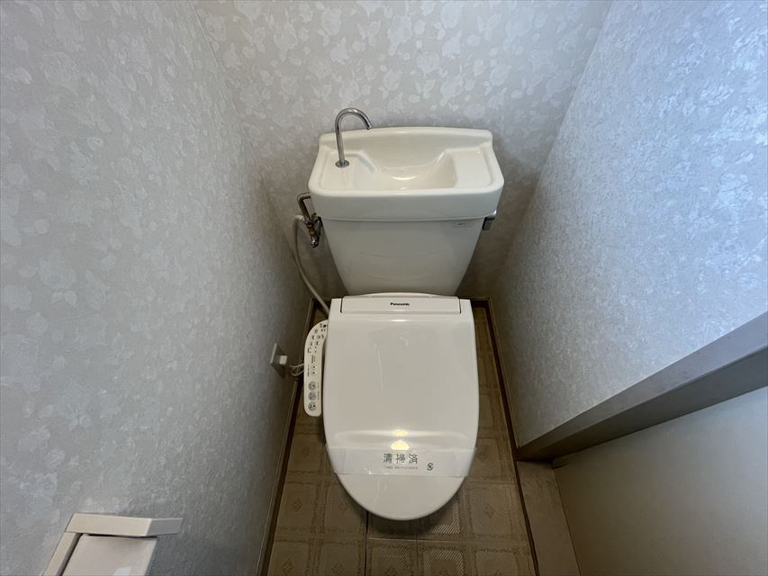 ツウィンハイツのトイレ|落ち着いた色調のトイレです