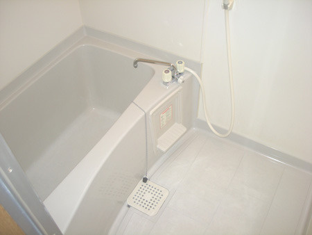 和泉市伏屋町２丁目の賃貸マンションの浴室|きれいなお風呂です