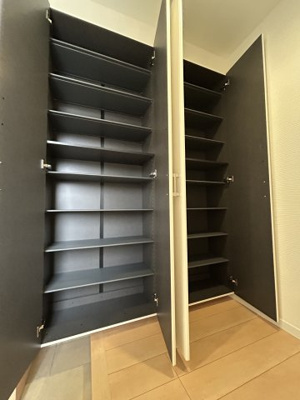 【収納】 | 鈴蘭台東町２丁目　新築戸建 | シューズボックスにはご家族分の靴を収納できます。