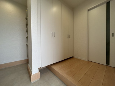 【玄関】 | 鈴蘭台東町２丁目　新築戸建 | 上りかまちも低い玄関で安心です。