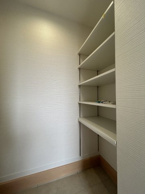 【収納】 | 鈴蘭台東町２丁目　新築戸建 | 土間収納もついており、キャリーケースなども収納可能です。