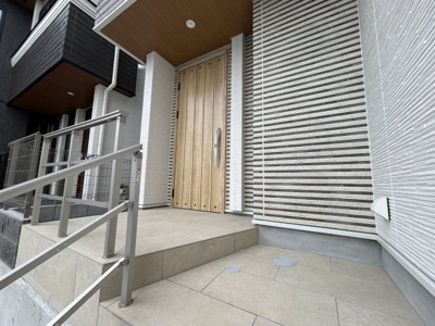 【エントランス】 | 鈴蘭台東町２丁目　新築戸建 | 手すりもついております。