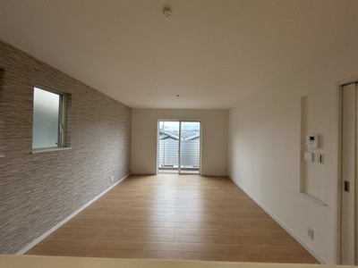 【居間・リビング】 | 鈴蘭台東町２丁目　新築戸建 | カウンターキッチンからリビングが見渡せます。