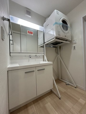 【独立洗面台】 | 鈴蘭台東町２丁目　新築戸建 | 収納豊富な独立洗面台とガス衣類乾燥機付きです。