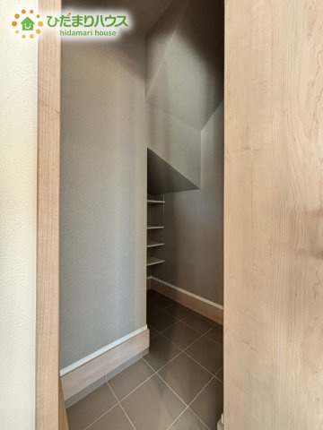 熊谷市末広フェリディアガーデン　分譲一戸建て　11の収納|空間を活用した階段下収納！
大きな荷物を置けるのでとっても便利です♪