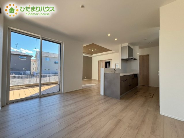 熊谷市末広フェリディアガーデン　分譲一戸建て　11の居間・リビング|太陽の日差しがたっぷり入るリビング☆
家族の笑い声が響く、一家団らんにふさわしいリビングです(^^♪									
