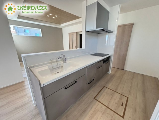 熊谷市末広フェリディアガーデン　分譲一戸建て　11のキッチン|対面式キッチンなので、お料理しながらTVだって見れちゃいます！				
