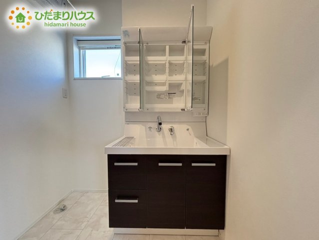 熊谷市末広フェリディアガーデン　分譲一戸建て　11の独立洗面台|三面鏡の大きな鏡は憧れます(^^♪
鏡の後ろは収納となっていて、細かいものでも収納できるのスッキリと整理できます！											
