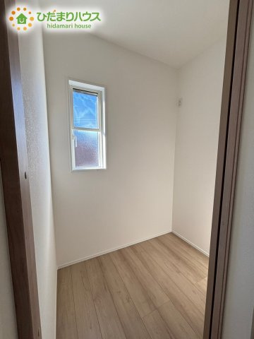 熊谷市末広フェリディアガーデン　分譲一戸建て　11の収納|テレワークなどにも使えるストレージルーム☆彡				
