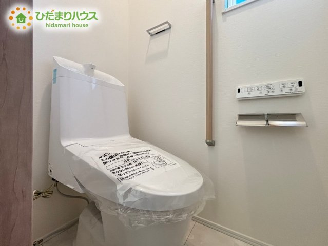 熊谷市末広フェリディアガーデン　分譲一戸建て　11のトイレ|小窓が付いているので、トイレも明るい空間になっております♪						
