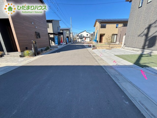 熊谷市末広フェリディアガーデン　分譲一戸建て　11の前面道路含む現地写真|前面道路幅6ｍ！
車の出入りもラクラクできちゃいます♪
