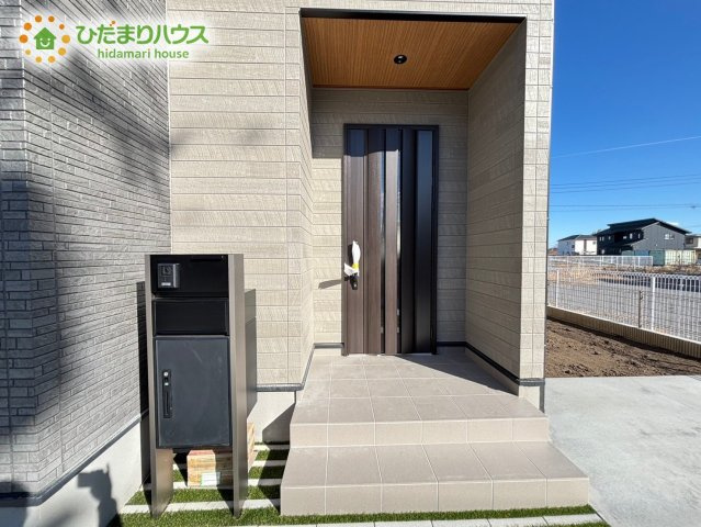 熊谷市末広フェリディアガーデン　分譲一戸建て　11の玄関|玄関ポーチがあるので、宅配や来訪者の応対がスムーズにできます！