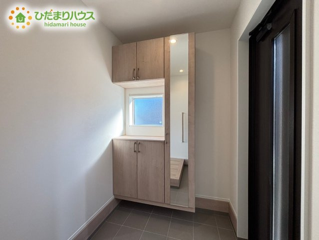 熊谷市末広フェリディアガーデン　分譲一戸建て　11の収納|飾り棚としても演出できるコの字型の下駄箱で、お客様を心地よくお迎え(*^-^*)						
