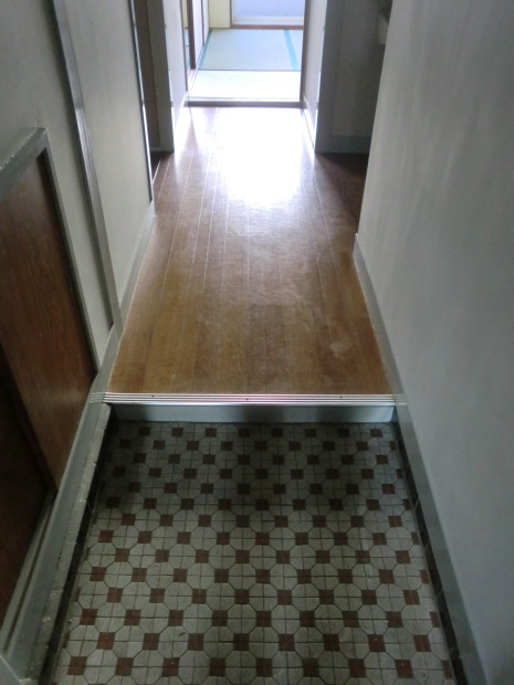 魚眞マンションの玄関