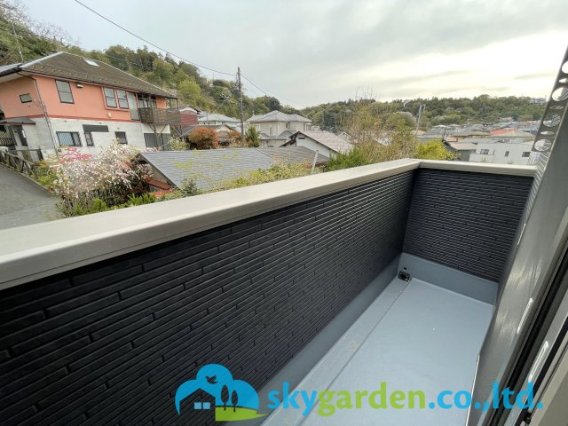 鎌倉市笛田4期　新築戸建　全2棟2号棟のバルコニー