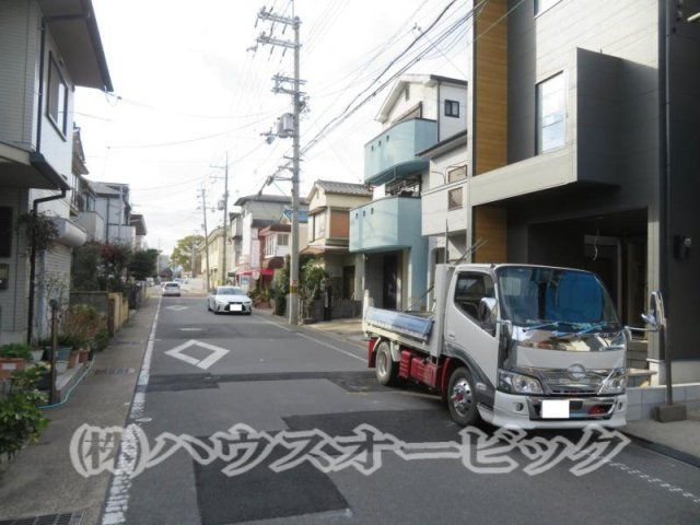 宇治市 大久保町旦椋 新築一戸建（前道6.5ｍ・床暖房・南向き）の前面道路含む現地写真