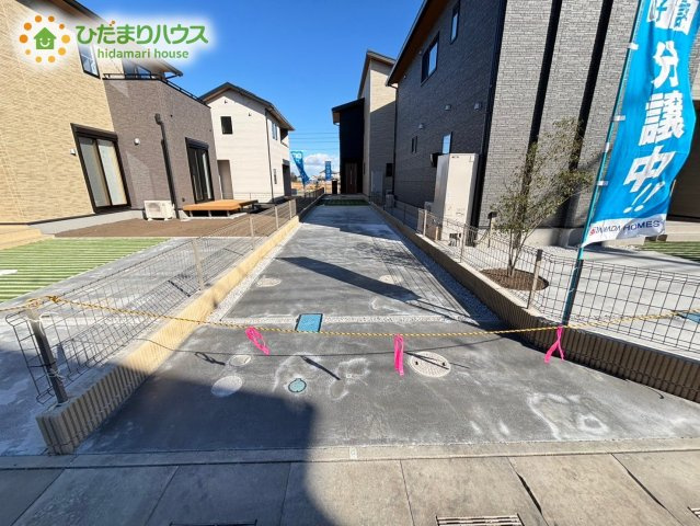 熊谷市末広　フェリディアガーデン　分譲一戸建て　10の駐車場|車4台駐車可能！
親戚や友達が遊びにきても敷地内に駐車でき、近所に迷惑かけなくてすみます。