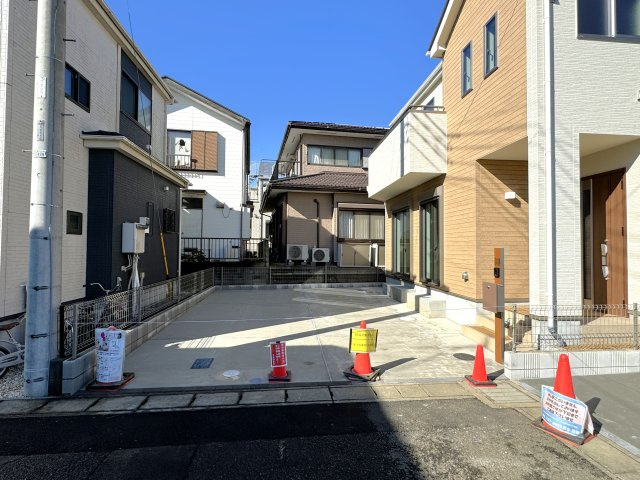 鎌ケ谷市北中沢３丁目新築戸建（北中沢３丁目Ⅲ）の前面道路含む現地写真|2号棟駐車スペース・並列2台駐車可