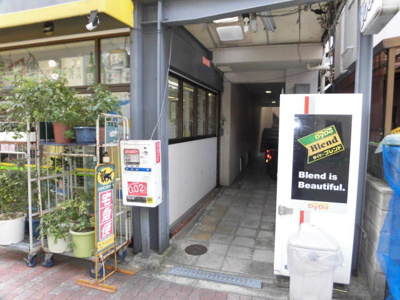 【エントランス】 | ルート２５ | 自動販売機があるエントランスです。