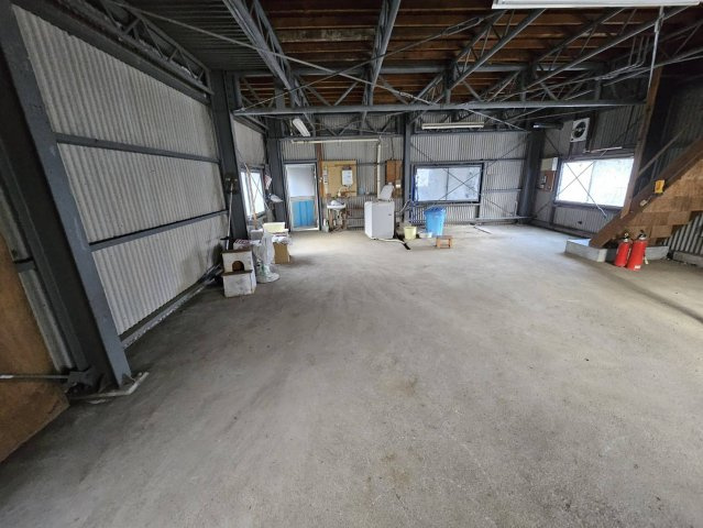 山辺三　倉庫・店舗のロビー