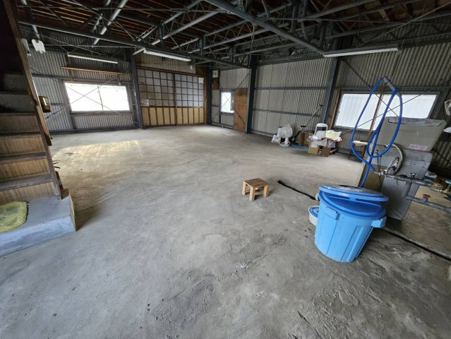 山辺三　倉庫・店舗の駐車場