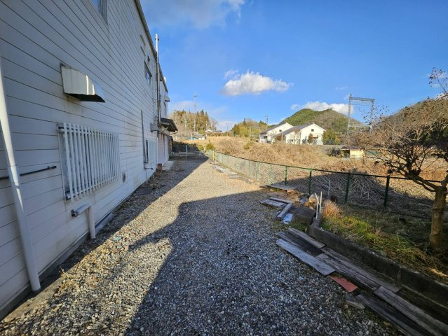 山辺三　倉庫・店舗の庭