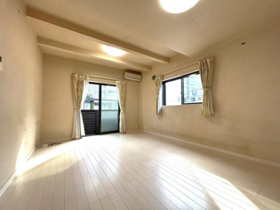 リビングには床暖房を設置。寒い冬でも足元から温かく過ごせます。