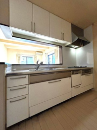 対面式キッチンでお料理南側接道で陽当たりの良い一戸建てです。