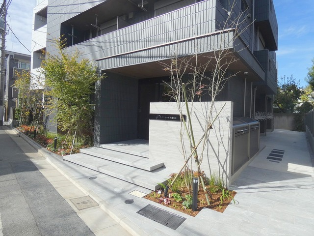 テ・フィレール千歳烏山のエントランス