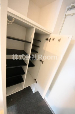 【玄関】 | セレニテ上町台 | 収納もある玄関です