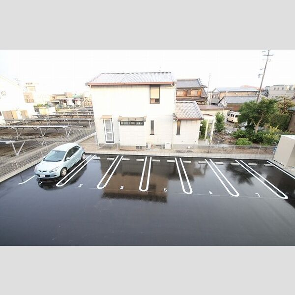 メゾネットファームARAKOの駐車場
