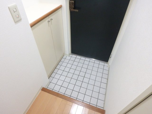【玄関】 | ルモンド西宮 | 収納もある玄関です
