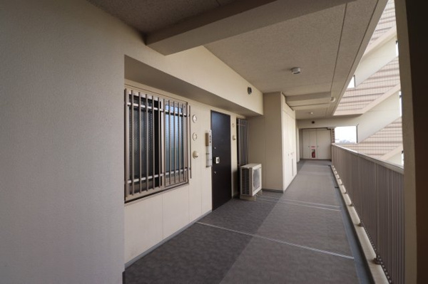 【その他共用部分】 | 【共用廊下】玄関前もゆとりたっぷり！しっかりと管理されており、いつもきれいで清潔感があります！