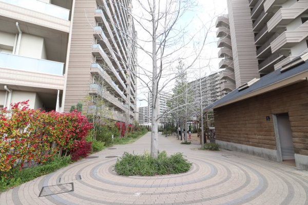 【その他共用部分】 | 【共用部分】上品で穏やかな空間です！きれいに整備されており、お子様を安心して遊ばせられます。