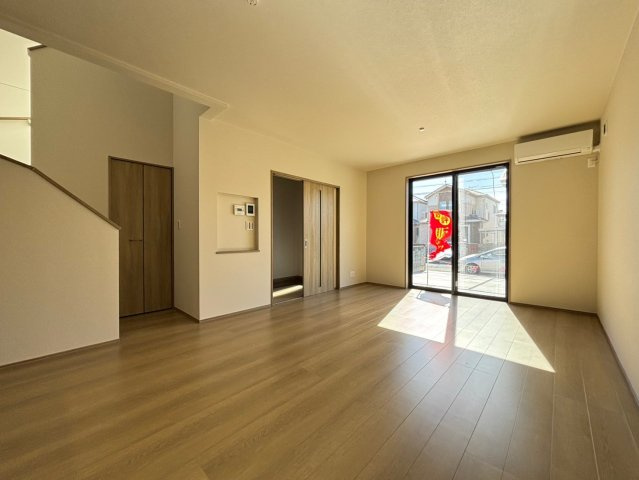深谷市常盤町　分譲一戸建て　02の居間・リビング|大きな窓から光が入って開放的なリビング☆彡