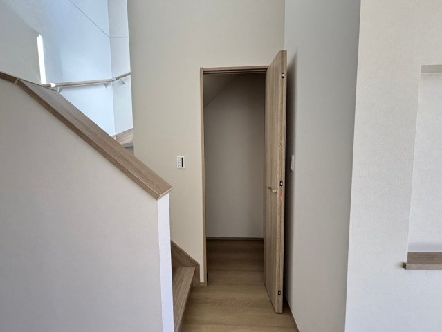 深谷市常盤町　分譲一戸建て　02の収納|季節物の大きな家電もポンポンしまえる大容量の階段下収納(^^)/			