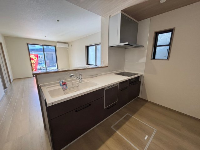 深谷市常盤町　分譲一戸建て　02のキッチン|お手入れのしやすいIHクッキングヒーター♪