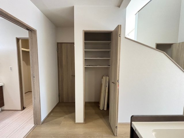 深谷市常盤町　分譲一戸建て　02の収納|キッチン横にはパントリー完備！
食材の収納に便利です♪