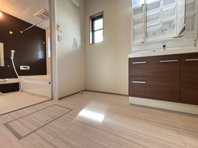 深谷市常盤町　分譲一戸建て　02のランドリースペース|小窓があるので、熱気がこもりやすい洗面所も空気の入れ替えがしやすいです！