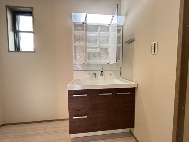 深谷市常盤町　分譲一戸建て　02の独立洗面台|三面鏡の大きな鏡は憧れます☆
鏡の後ろは収納となっていて、細かいものでも収納できるのスッキリと整理できます！											
