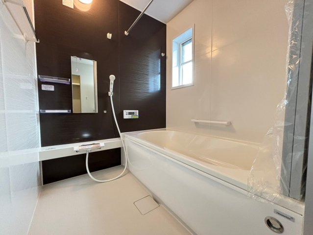 深谷市常盤町　分譲一戸建て　02の浴室|半身浴もゆっくり楽しめる広々浴室！			
