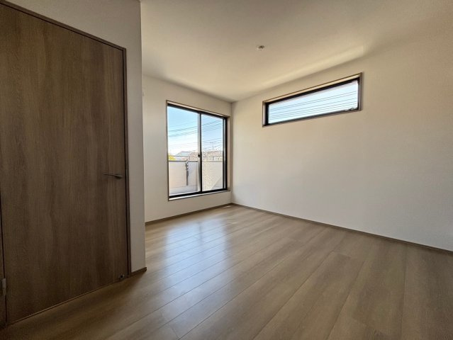 深谷市常盤町　分譲一戸建て　02の寝室|バルコニーに面した7.2帖の主寝室！