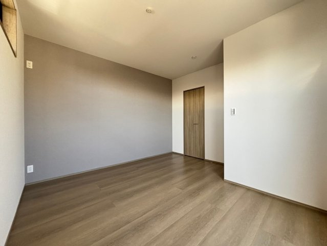 深谷市常盤町　分譲一戸建て　02の寝室|広めの主寝室は、ベッドの他にもパソコンデスクやドレッサーなども置けちゃいます(*^-^*)								
