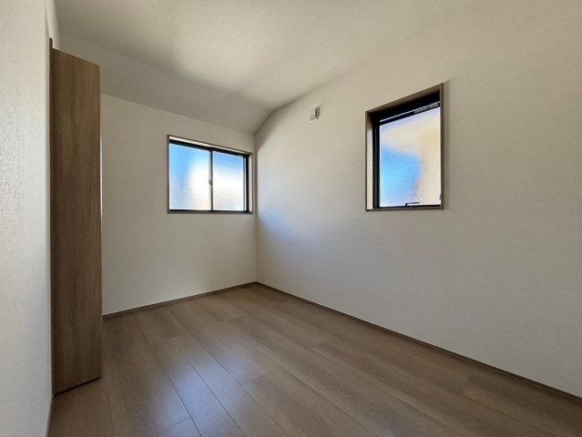 深谷市常盤町　分譲一戸建て　02の洋室|明るい二面採光です★
