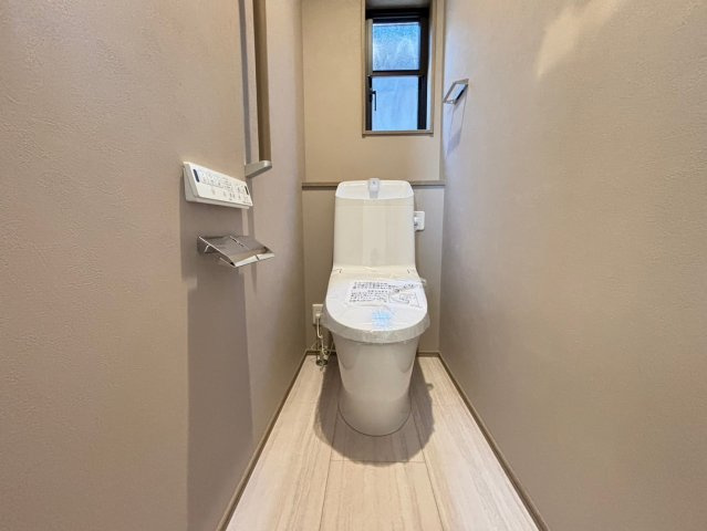 深谷市常盤町　分譲一戸建て　02のトイレ|小窓が付いているので、トイレも明るい空間になっております♪						
