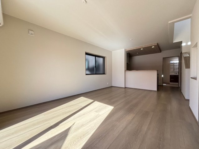 深谷市常盤町　分譲一戸建て　02の居間・リビング|ゆとりのある広さのLDKは18帖！
家族団らんの時間も増えそうですね(*^-^*)