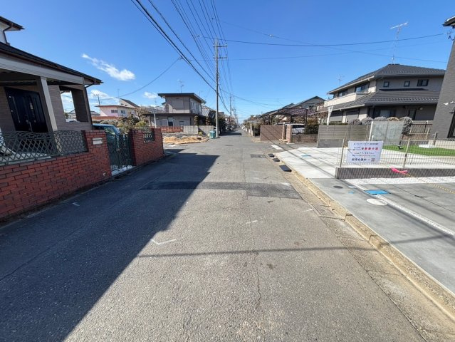 深谷市常盤町　分譲一戸建て　02の前面道路含む現地写真|前面道路幅6ｍ！
車の出入りも広さがあるのでラクラク♪
