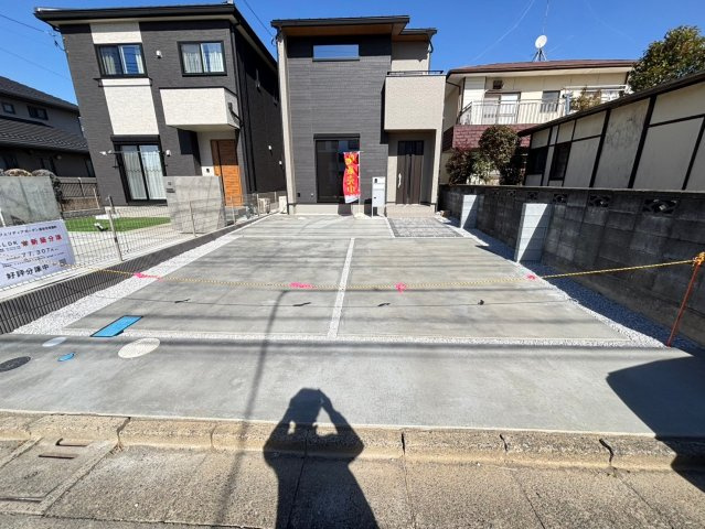 深谷市常盤町　分譲一戸建て　02の駐車場|急な来客時にも安心な並列駐車2台可能！