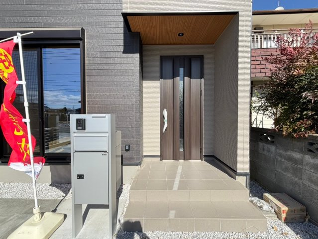 深谷市常盤町　分譲一戸建て　02のエントランス|玄関ポーチがあるので、宅配や来訪者の応対がスムーズにできます！
