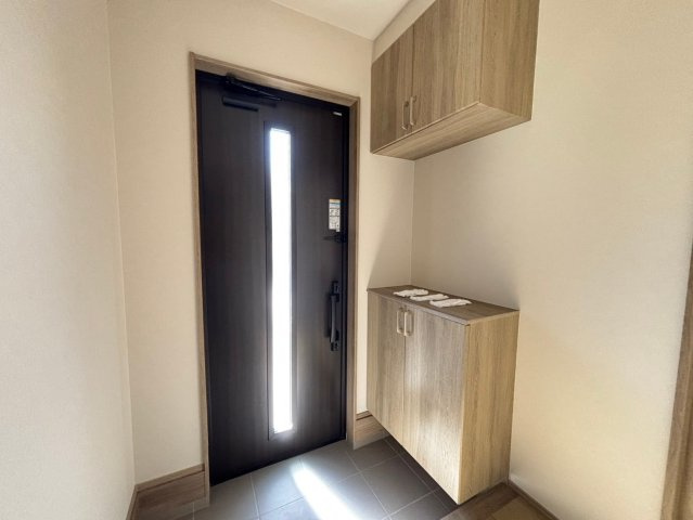 深谷市常盤町　分譲一戸建て　02の玄関|丁度良いサイズのシューズボックス♪						
散らかりがちな玄関周りもスッキリ片付きます！